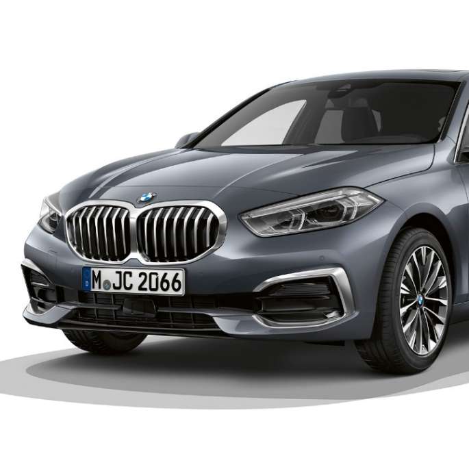 BMW 1 серии модель Luxury Line, вид спереди с поворотом в три четверти. BMW 1 серии модель Luxury Line в Storm Bay металлик, студийный снимок спереди с поворотом в три четверти.