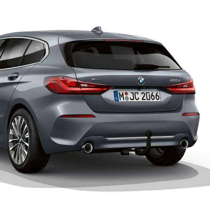 BMW 1 серии модель Luxury Line, вид спереди с поворотом в три четверти. BMW 1 серии модель Luxury Line в Storm Bay металлик, студийный снимок сзади с поворотом в три четверти.