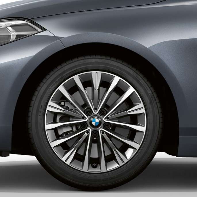 17'' легкосплавные дискаи в стиле Multispoke 547. BMW 1 серии модель Luxury Line в Storm Bay металлик, вид сбоку спереди с 17'' легкосплавными дисками в стиле Multispoke 547.