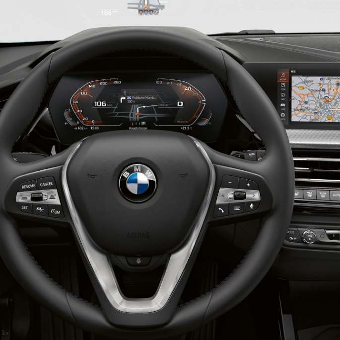 Спортивное кожаное рулевое колесо. BMW 1 серии модель Luxury Line, кабина со спортивным кожаным рулевым колесом.