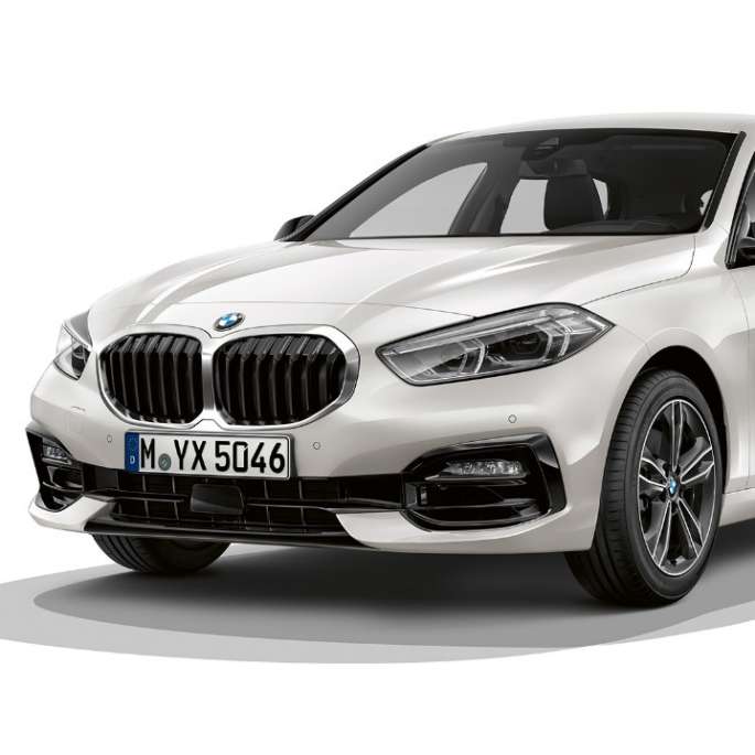 BMW 1 серии модель Sport Line, вид спереди с поворотом в три четверти. BMW 1 серии модель Sport Line в Mineral White металлик, студийный снимок спереди с поворотом в три четверти.