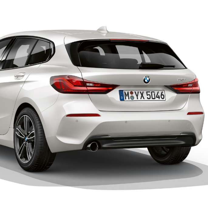 BMW 1 серии модель Sport Line, вид сзади с поворотом в три четверти. BMW 1 серии модель Sport Line в Mineral White металлик, студийный снимок сзади с поворотом в три четверти.