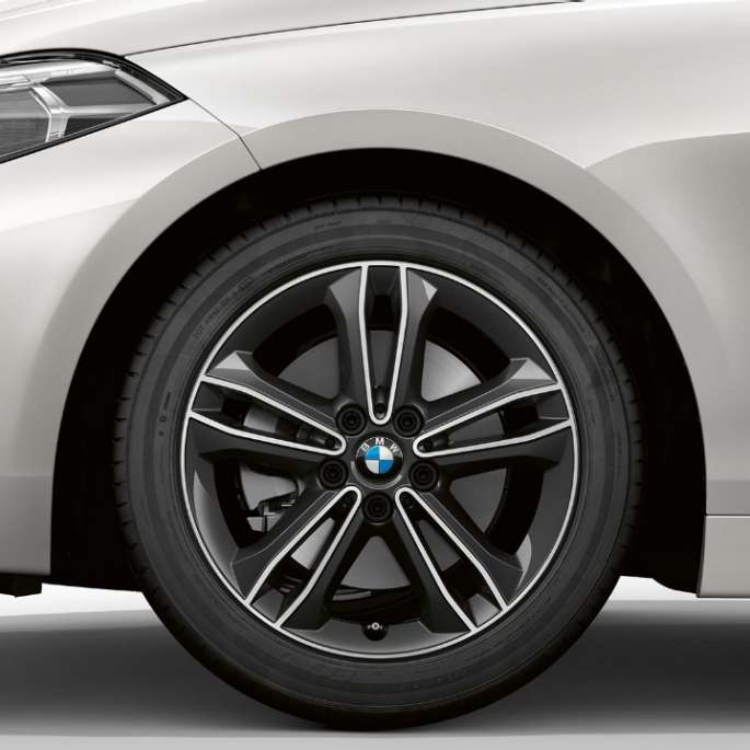 17-дюймовые легкосплавные диски с двойными спицами, стиль 549. BMW 1 серии модель Sport Line в Mineral White металлик, спереди сбоку с 17-дюймовыми легкосплавными дисками с двойными спицами, стиль 549.