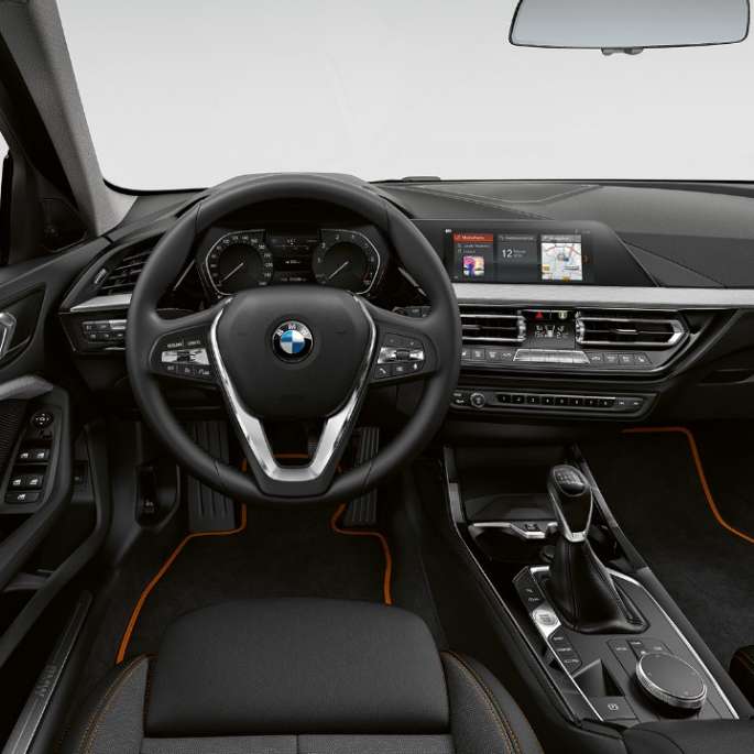 Cпортивное кожаное рулевое колесо. BMW 1 серии модель Sport Line, кабина со спортивным кожаным рулевым колесом.