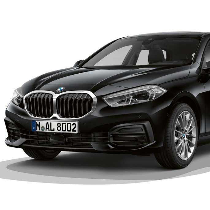 BMW 1 серии модель Advantage, вид спереди с поворотом в три четверти. BMW 1 серии модель Advantage в черном, студийный снимок спереди с поворотом в три четверти.
