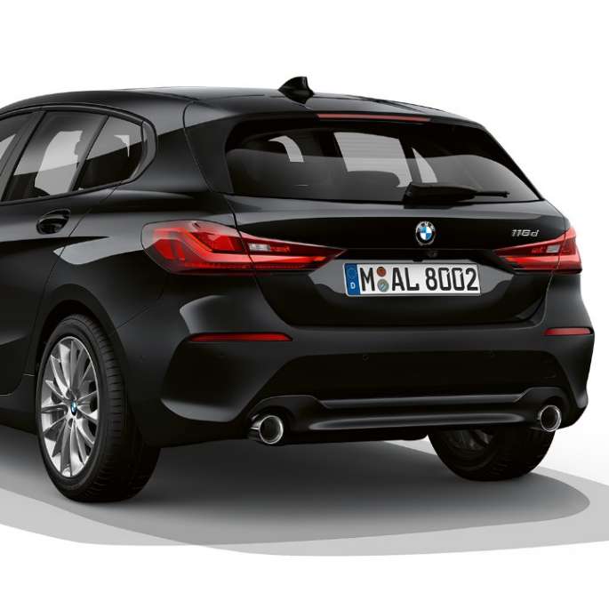 BMW 1 серии модель Advantage, вид сзади с поворотом в три четверти. BMW 1 серии модель Advantage в черном, студийный снимок сзади с поворотом в три четверти.
