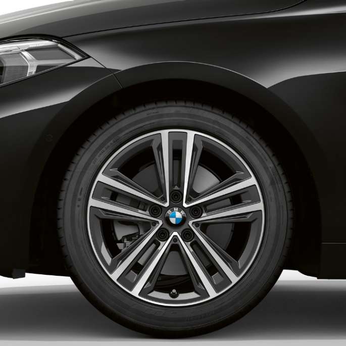 16-дюймовые легкосплавные диски со звездообразными спицами 517. BMW 1 серии модель Advantage в черном цвете, вид сбоку спереди с 16-дюймовыми легкосплавными дисками со звездообразными спицами 517.