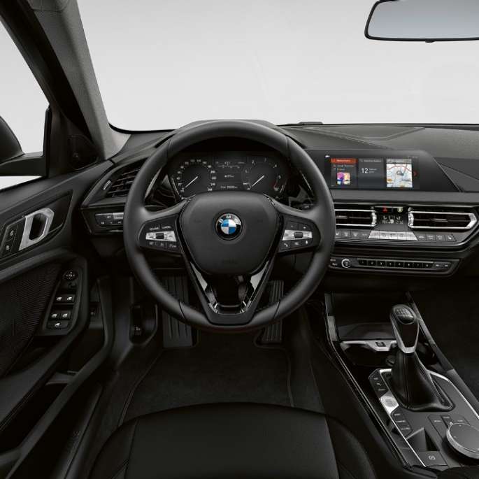 Кожаное рулевое колесо. BMW 1 серии модель Advantage, кабина с кожаным рулевым колесом.