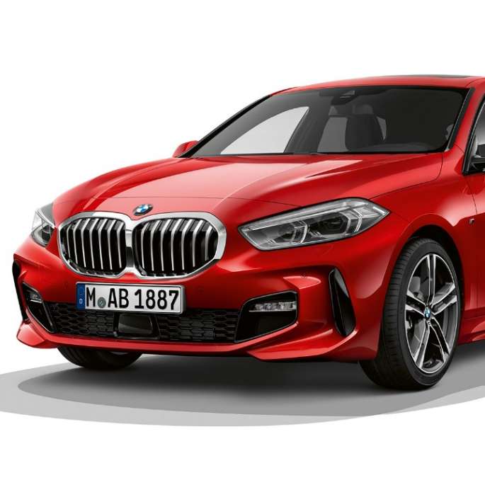 BMW 1 серии модель M Sport, вид спереди с поворотом в три четверти. BMW 1 серии модель M Sport в Melbourne Red металлик, студийный снимок спереди с поворотом в три четверти.