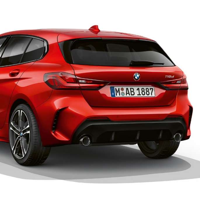 BMW 1 серии модель M Sport, вид сзади с поворотом в три четверти. BMW 1 серии модель M Sport в Melbourne Red металлик, студийный снимок сзади с поворотом в три четверти.