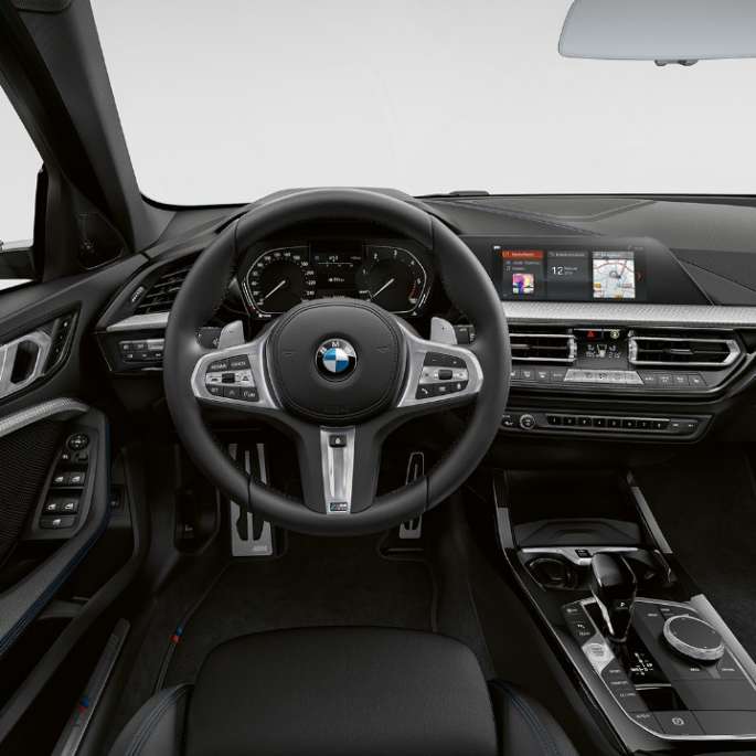 Кожаное рулевое колесо М. BMW 1 серии модель M Sport, кабина с кожаным рулевым колесом M
