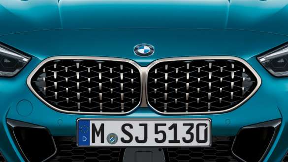 Решетка радиатора BMW в сетчатом дизайне BMW 2 серии Gran Coupé Решетка радиатора BMW в сетчатом дизайне BMW 2 серии Gran Coupé Snapper Rocks Blue металлик F44, передний крупный план