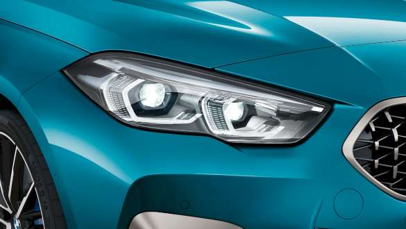 Адаптивные светодиодные фары BMW 2 серии Gran Coupe Адаптивные светодиодные фары BMW 2 серии Gran Coupe Snapper Rocks Blue металлик F44 крупным планом.