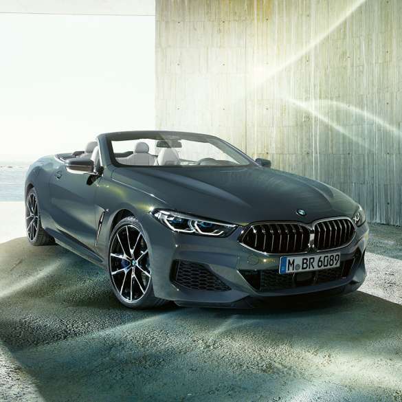 BMW M850i xDrive, Dravit Grey металлик, вид спереди слева с поворотом в три четверти. BMW M850i xDrive, Dravit Grey металлик, вид спереди слева с поворотом в три четверти.