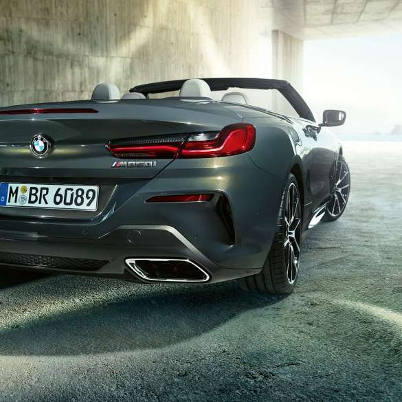 BMW M850i xDrive, Dravit Grey металлик, вид сзади справа с поворотом в три четверти. BMW M850i xDrive, Dravit Grey металлик, вид сзади справа с поворотом в три четверти.