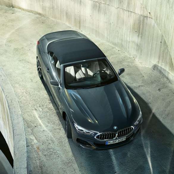 BMW M850i xDrive, Dravit Grey металлик, с мягким верхом черного цвета, вид с высоты птичьего полета. BMW M850i xDrive, Dravit Grey металлик, с мягким верхом черного цвета, вид с высоты птичьего полета.