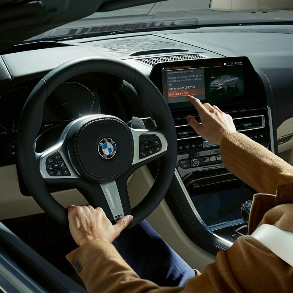 BMW M850i xDrive, водитель использует функции сенсорного управления системы BMW Live Cockpit Professional. BMW M850i xDrive, водитель использует функции сенсорного управления системы BMW Live Cockpit Professional.