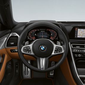 BMW M850i xDrive, обтянутое кожей рулевое колесо M с подрулевыми переключателями и расширенным набором функций. BMW M850i xDrive, обтянутое кожей рулевое колесо M с подрулевыми переключателями и расширенным набором функций.