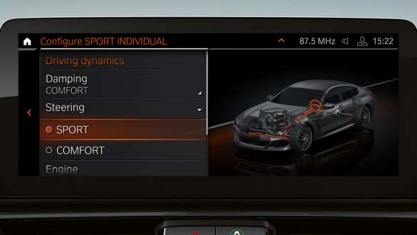 Интегральное активное рулевое управление автомобиля BMW 8 серии Gran Coupé G16 LCI Facelift (рестайлинг 2022 года), центральный дисплей крупным планом