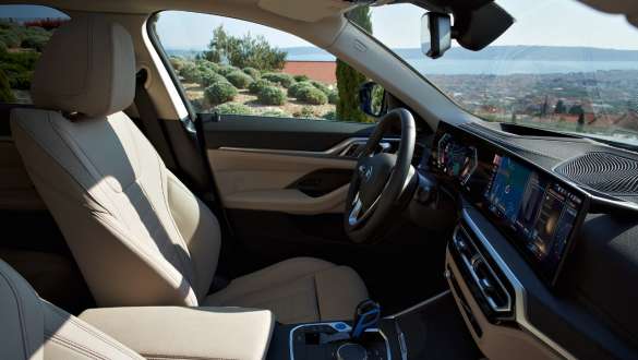 Передние сиденья BMW i4 G26 2021 Передние сиденья BMW i4 G26 2021 вид интерьера