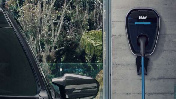 BMW Wallbox, BMW M760e xDrive G70 BMW Wallbox, BMW M760e xDrive G70, BMW Individual двухцветная окраска "Черный Сапфир металлик" и "BMW Individual Серый Дравит металлик", крупный план зарядной станции