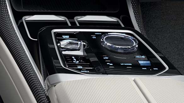 Центральная консоль, BMW M760e xDrive G70, крупный план