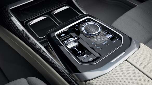 Подвеска Executive Drive Pro, BMW M760e xDrive G70 Центральная консоль, BMW M760e xDrive G70, крупный план