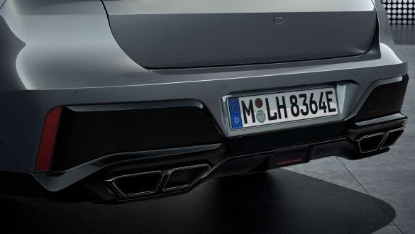 Дизайн задней части с выхлопной системой, BMW M760e xDrive G70 Вид сзади с выхлопной системой с 4 патрубками, BMW M760e xDrive G70, BMW Individual двухцветная окраска "Черный Сапфир металлик" и "BMW Individual Серый Дравит металлик", крупный план
