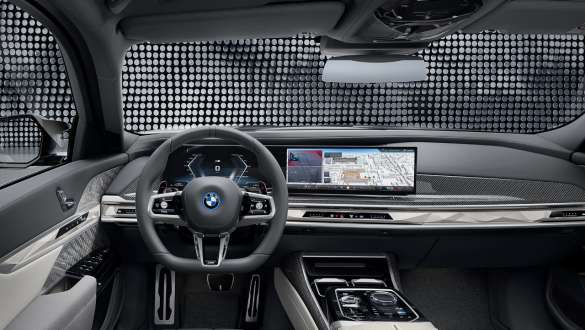 Кокпит, BMW M760e xDrive G70 Кокпит с рулевым колесом M, изогнутый дисплей BMW Curved Display и панель Interaction Bar, BMW M760e xDrive G70