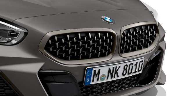 Двойная решетка радиатора автомобиля BMW Z4 M40i Roadster G29 Характерная двойная решетка радиатора BMW Z4 M40i Roadster G20 2019 в эксклюзивном цвете BMW Individual Морозный Серый металлик, крупным планом
