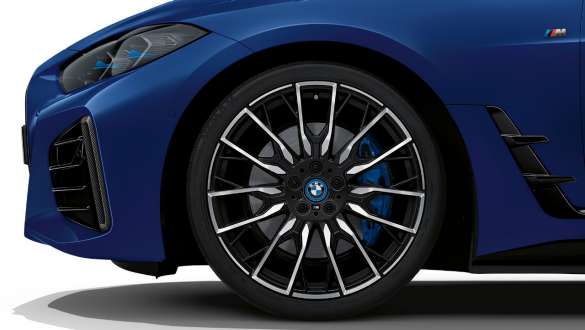 Пакет М Technology BMW i4 M50 G26 2021 Пакет М Technology BMW i4 M50 G26 2021 "Морозный Синий Портимау металлик" BMW Individual, колесо крупным планом