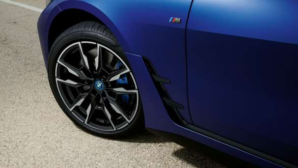 Тормозная система M Sport BMW i4 M50 G26 2021 Тормозная система М Sport BMW i4 M50 G26 2021 "Морозный Синий Портимау металлик" BMW Individual, колесо крупным планом
