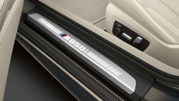 Пороги с обозначением M850i. Пороги BMW M850i xDrive Кабриолет с обозначением M850i.