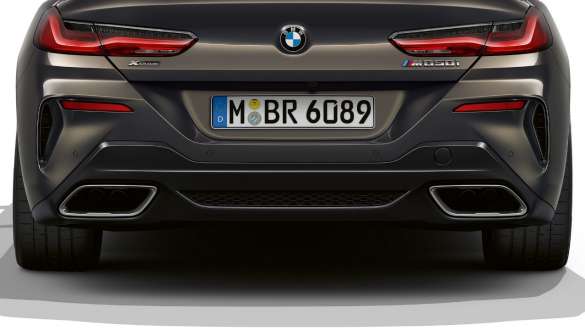 Выхлопные трубы слева и справа. BMW M850i xDrive Кабриолет с выхлопными трубами слева и справа.