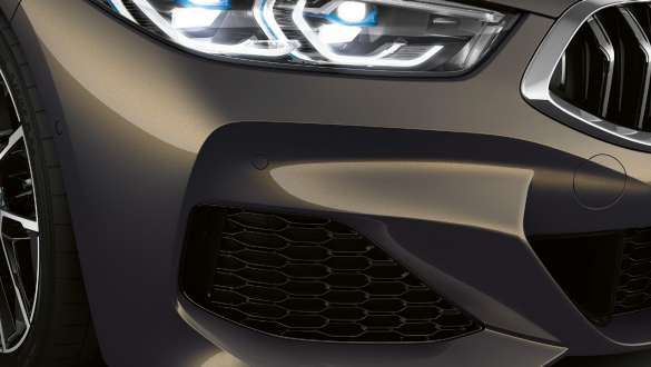 Воздухозаборники пакета аэродинамики М. BMW M850i xDrive Кабриолет в Dravit Grey металлик с пакетом аэродинамики M, воздухозаборники.