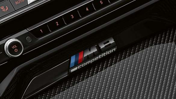 Значок M8 Competition. BMW M8 Competition Coupé, центральная консоль со значком M8 Competition.