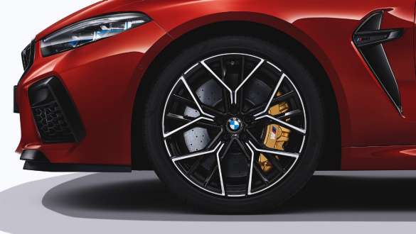 20-дюймовые двухцветные легкосплавные диски 811 M. BMW M8 Competition Coupé с 20-дюймовыми двухцветными легкосплавными дисками 811 M.