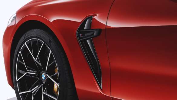 Боковые жабры М в черном цвете. BMW M8 Competition Кабриолеот с боковыми жабрами М в черном цвете.