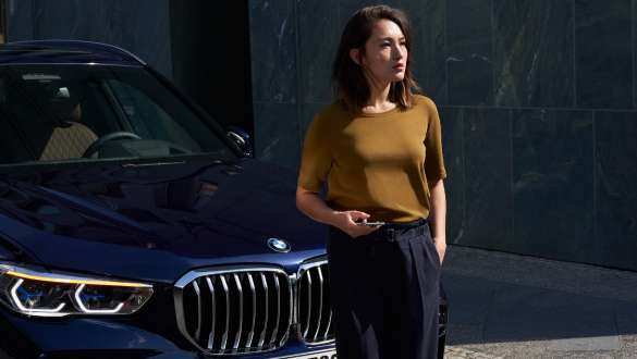 Женщина перед BMW BMW Roadside Assistance Женщина перед BMW