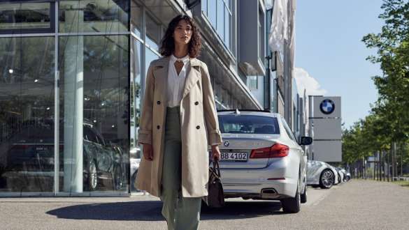 Женщина перед автосалоном BMW BMW Service Inclusive Женщина перед автосалоном BMW