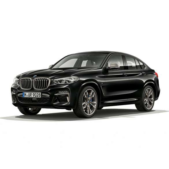 BMW X4 M40i и BMW X4 M40d, вид спереди с поворотом в три четверти. BMW X4 M40i и BMW X4 M40d в Black Sapphire металлик, экстерьер, вид спереди с поворотом в три четверти, правая сторона.