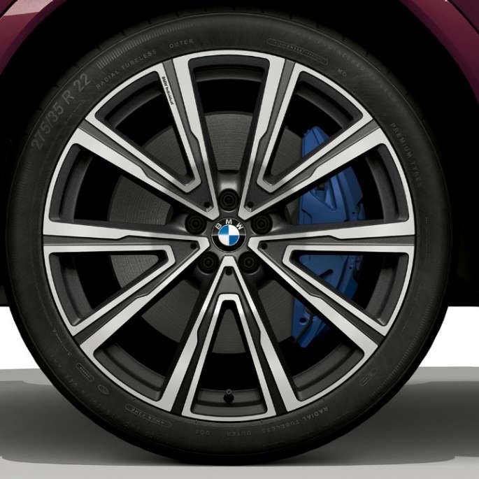BMW X6 с BMW Individual, легкосплавные диски. BMW X6 с BMW Individual с акцентом на легкосплавные диски.