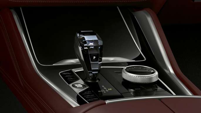 BMW X6 с BMW Individual, центральная консоль. Салон BMW X6 с BMW Individual с акцентом на центральную консоль.