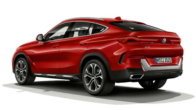 BMW X6 с BMW xLine, вид сзади. BMW X6 с BMW xLine, вид сзади с поворотом в три четверти.
