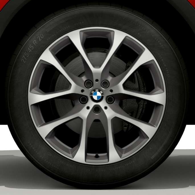 BMW X6 с BMW xLine, легкосплавные диски. BMW X6 с BMW xLine с акцентом на легкосплавные диски.