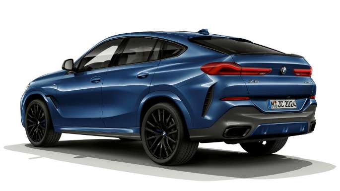 BMW X6 с пакетом M Sport, вид сзади. BMW X6 с пакетом M Sport, вид сзади с поворотом в три четверти.