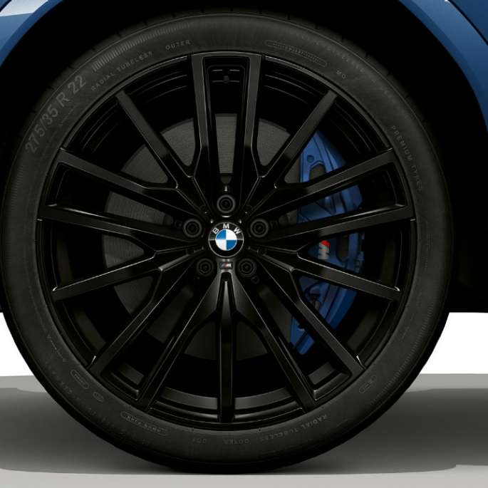 BMW X6 с пакетом M Sport, легкосплавные диски. BMW X6 с пакетом M Sport с акцентом на легкосплавные диски.