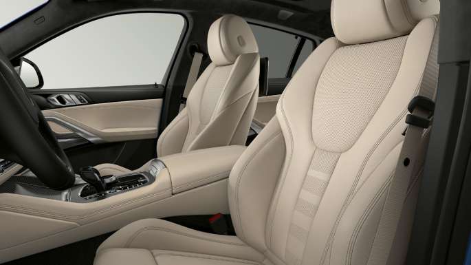 BMW X6 с пакетом M Sport, обивка. Салон BMW X6 с пакетом M Sport с акцентом на обивку.