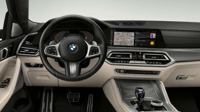 BMW X6 с пакетом M Sport, кабина. Салон BMW X6 с пакетом M Sport с акцентом на кабину.