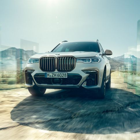 BMW X7 M50d: низькорівневий знімок вождения BMW X7 M50d: похилий низькорівневий знімок вождения, білий BMW X7